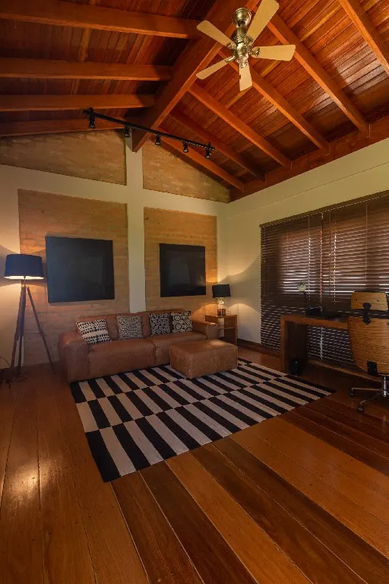 Sala de estar com forro de madeira e home theater