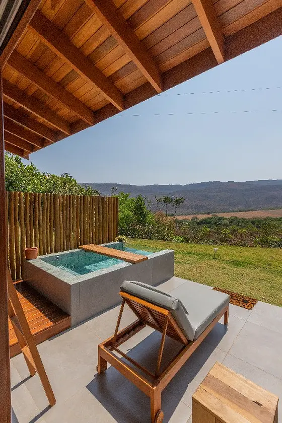 Espreguiçadeiras e piscina privativa ao sol