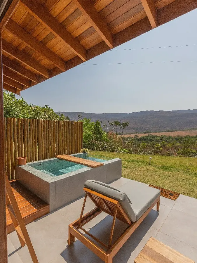 A piscina ao sol pleno, sobre o cerrado e a Serra
